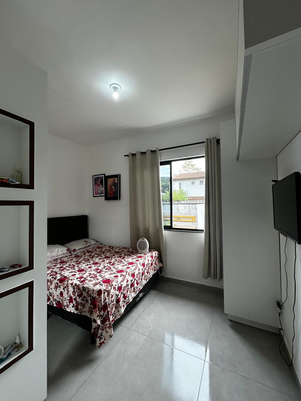 Quarto organizado com cama arrumada